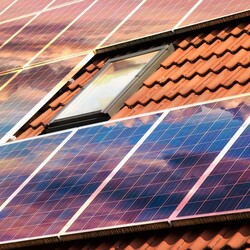 Slnečné kolektory využívajú obnoviteľnú energiu zo slnka a premieňajú ju na využiteľnú elektrickú energiu.